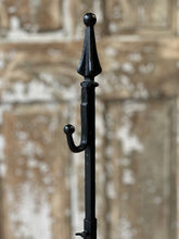 Load image into Gallery viewer, Finial Wreath Holder