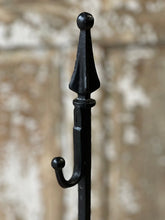 Load image into Gallery viewer, Finial Wreath Holder
